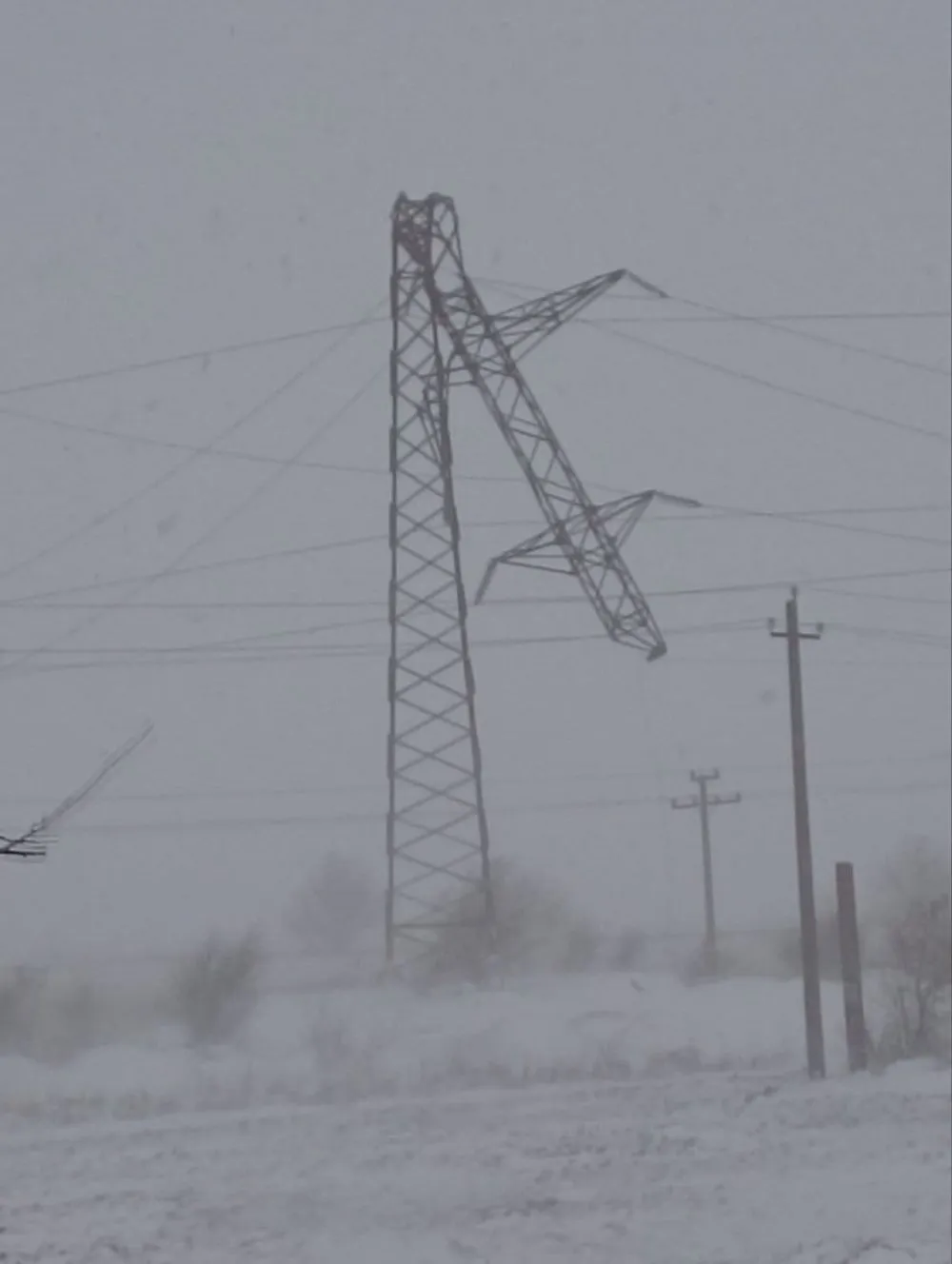 Ukrenergo: 2046 settlements in Ukraine are without electricity due to bad weather 