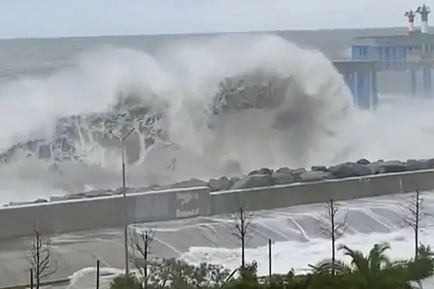 A powerful storm rages in Sochi: rivers in the streets, houses washed away