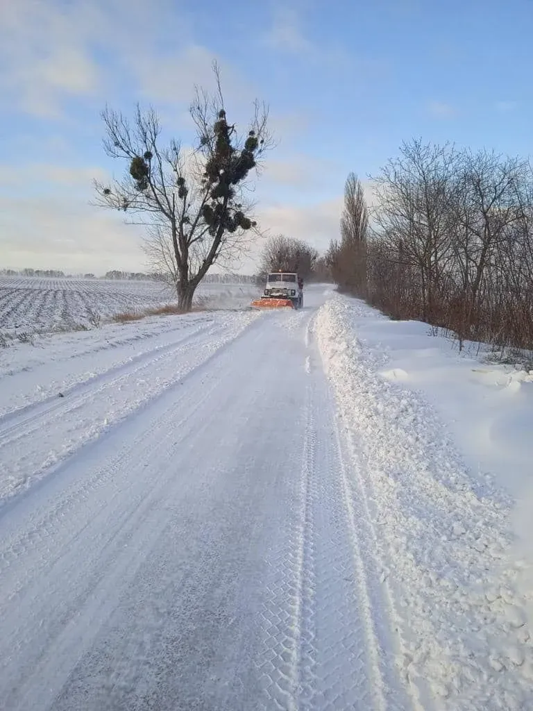 Bad weather in Kyiv region: 220 vehicles are clearing roads of snow