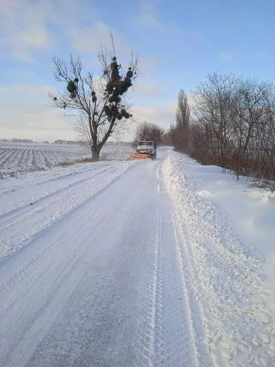 Негода на Київщині: дороги від снігу очищають 220 одиниць техніки