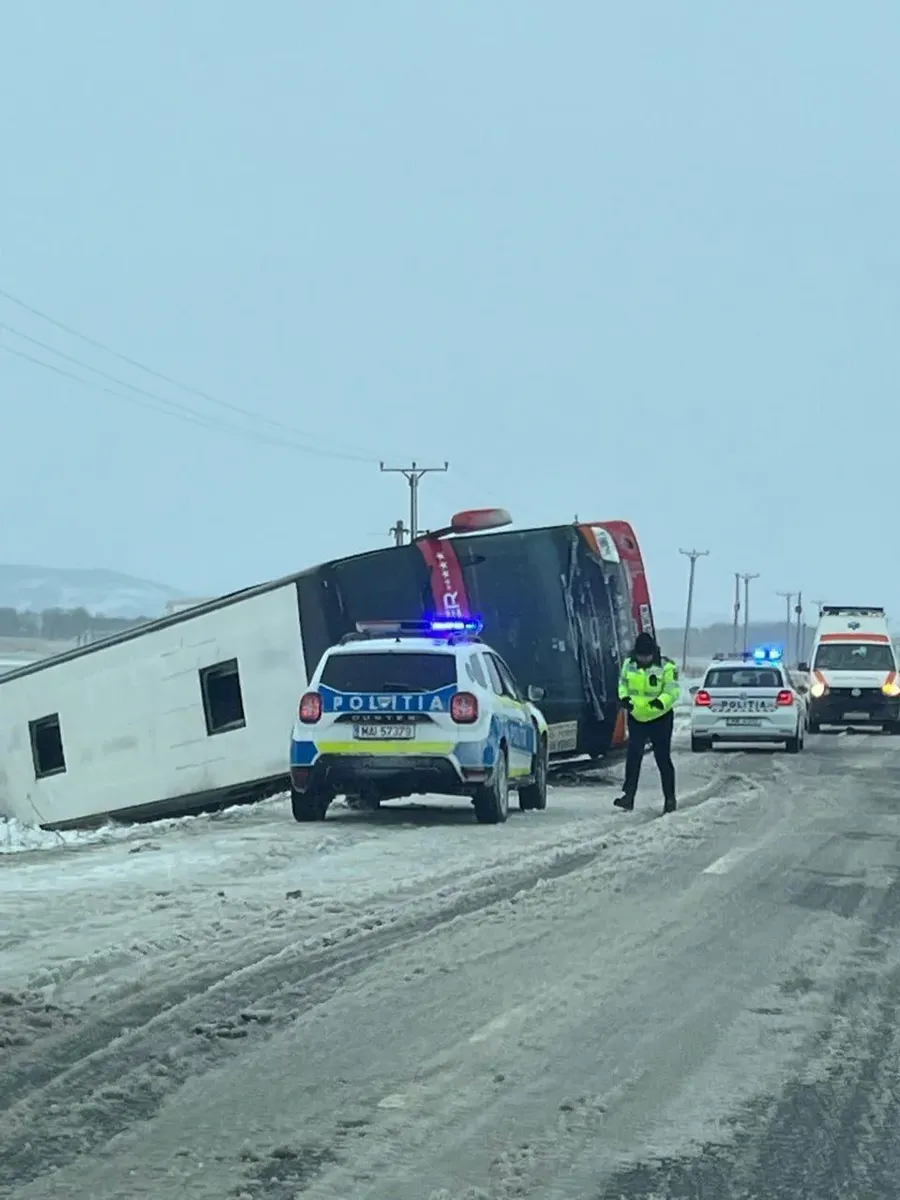 due-to-heavy-snowfall-in-romania-a-passenger-bus-overturns-16-people-are-injured