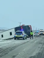 Из-за сильного снегопада в Румынии перевернулся пассажирский автобус, 16 пострадавших 