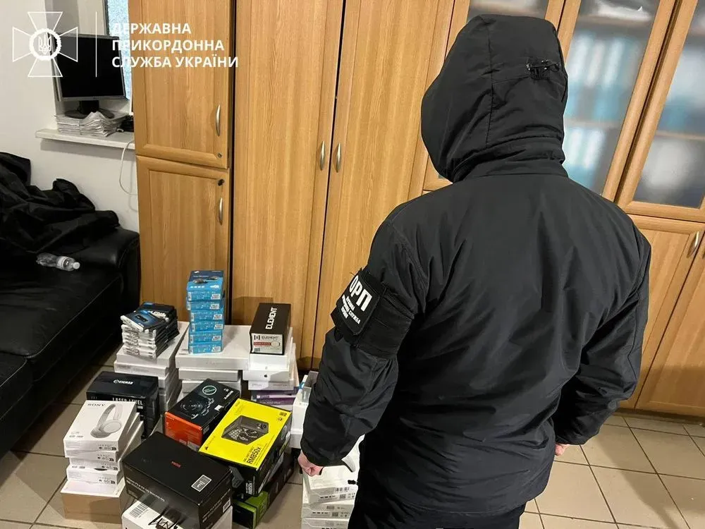 apple-tablets-sony-cameras-and-more-vinnytsia-resident-tried-to-smuggle-84-pieces-of-equipment-from-poland-to-ukraine