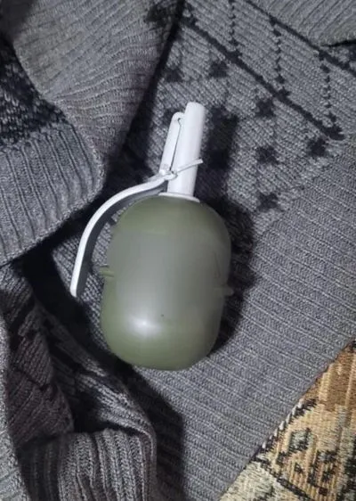 На Київщині чоловік погрожував підірвати гранату у своєму будинку: поліцейські вмовили його здатись