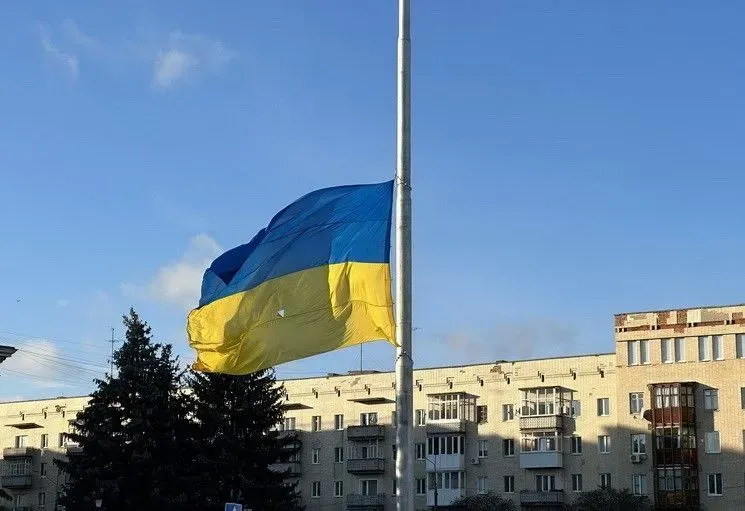 Непогода повредила большой флаг Украины в Житомире