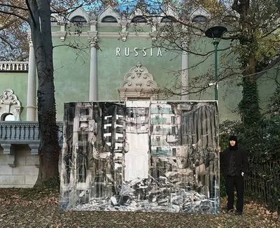 У Венеції, перед павільйоном росії на бієнале, встановили фото зруйнованого російською армією будинку у Бородянці
