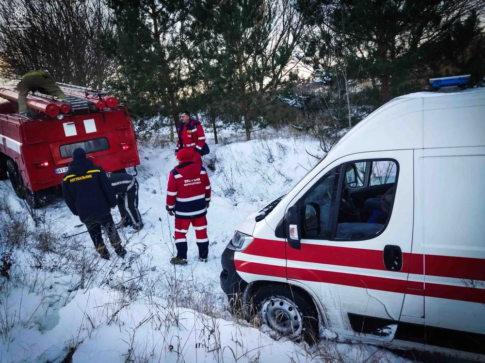 На Київщині "швидка" з пацієнтом застрягла у сніговому заметі: рятувальники деблокували машину
