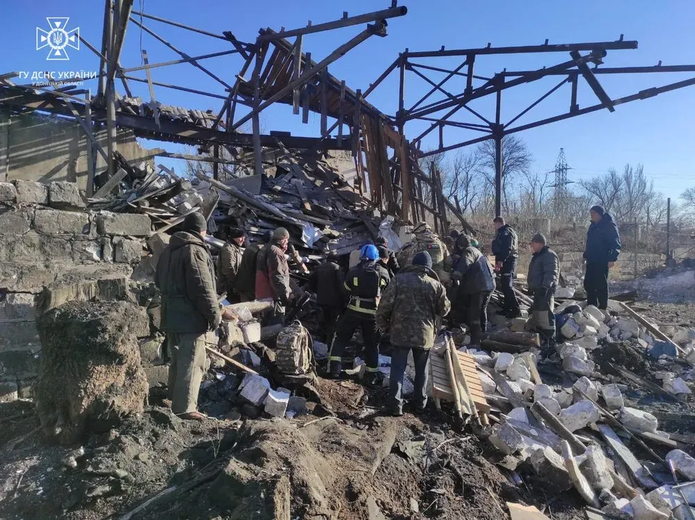 россияне обстреляли территорию шахты в Торецке: под завалами оказались люди