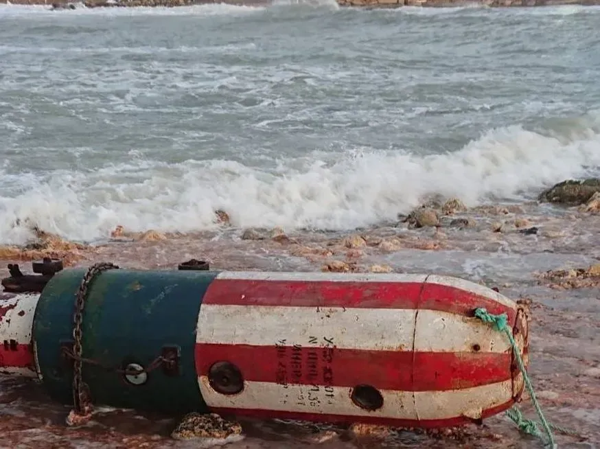 После шторма, на одном из пляжей оккупированного Севастополя, обнаружена морская мина