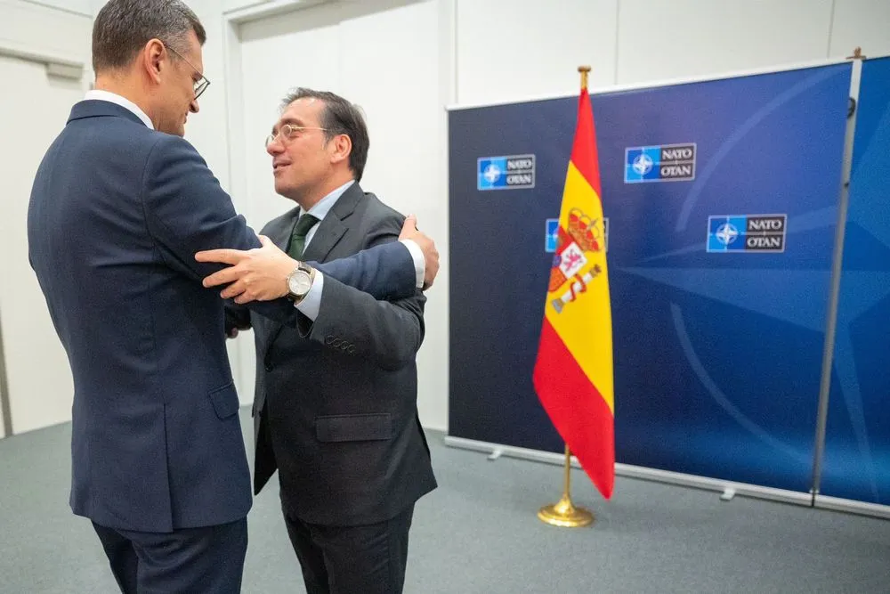 Говорили про нарощування оборонної промисловості ЄС: Кулеба зустрівся з очільником МЗС Іспанії