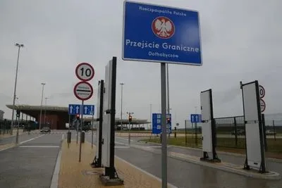 Uhryniv-Dolhobychuv checkpoint reopens: more than 100 trucks queued up