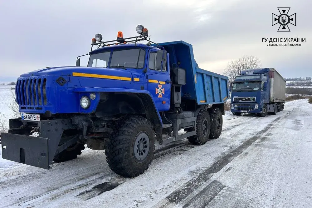 Непогода в Украине: обесточены более трех сотен городов и сел, в снежном плену оказались почти две тысячи автомобилей