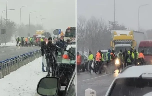 Ukrainian drivers block roads in Poland to protest against border closure