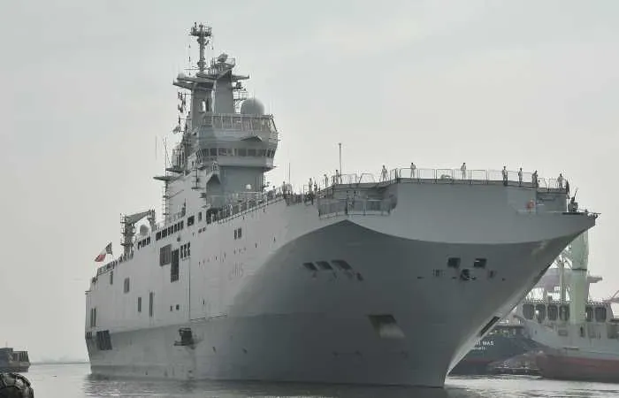 Французский военный корабль Dixmude начал лечение раненых из Газы в Египте