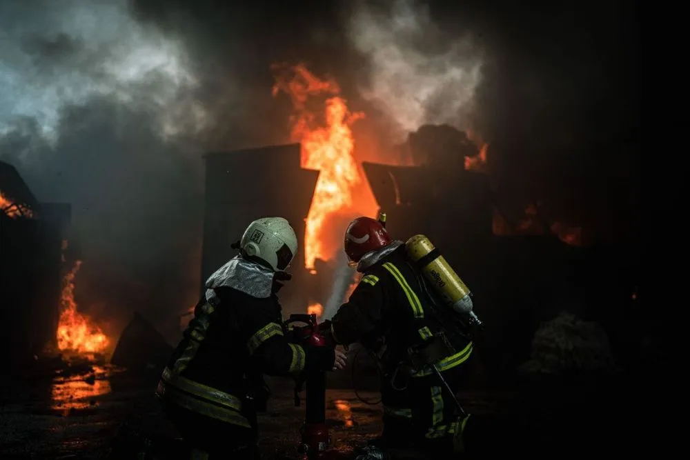 В Киеве произошел масштабный пожар: спасатели тушили огонь около 5 часов