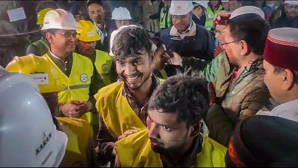 41 рабочего спасли из обвалившегося тоннеля в Индии после 17-дневной операции