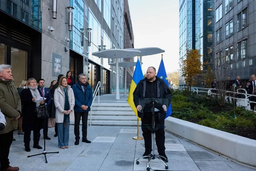 Під Європарламентом висадили кущ калини на знак підтримки України
