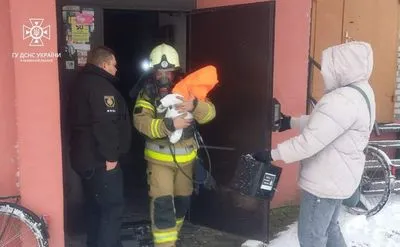 Матір з немовлям врятували з палаючої будівлі на Львівщині