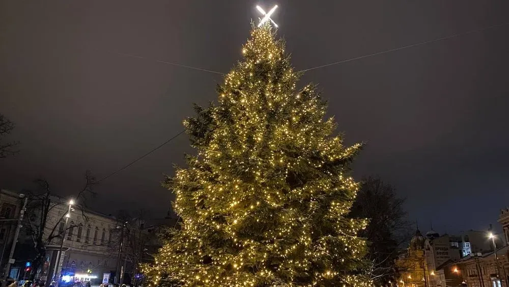 14-meters-tall-and-decorated-with-an-anti-tank-hedgehog-what-this-years-main-christmas-tree-will-look-like-in-lviv