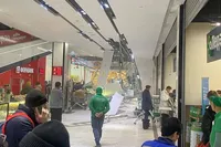 A ceiling collapsed in a Moscow shopping center, one person was injured