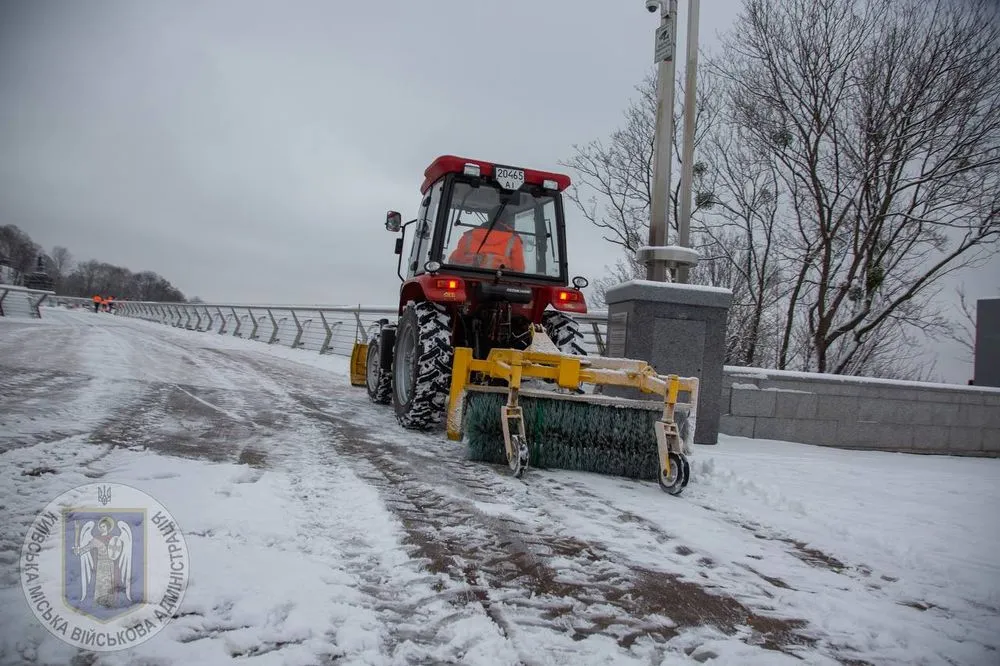 В Киеве дороги от снега расчищают почти 350 единиц спецтехники, улицы посыпают противогололедными средствами