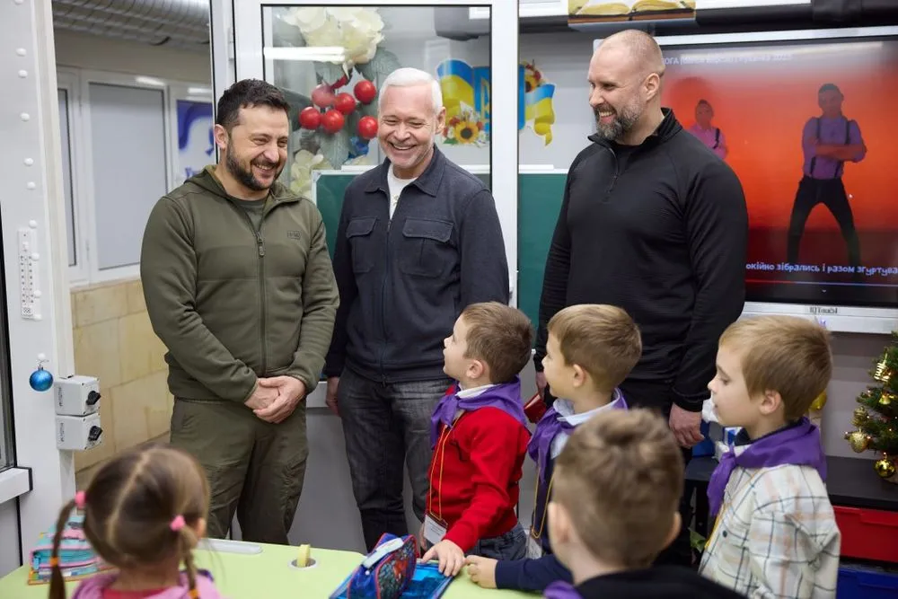 Наградил учителей и пообщался со школьниками: Зеленский посетил метрошколу в Харькове