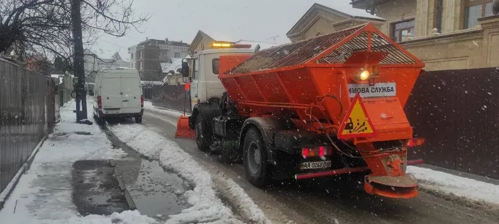 В Киеве дорогу от снега расчищают более 300 единиц техники, водителей призывают быть внимательными за рулем (видео)