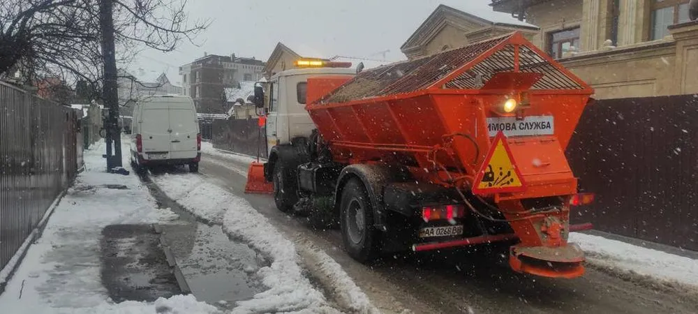 У Києві дорогу від снігу розчищають понад 300 одиниць техніки, водіїв закликають бути уважними за кермом (відео)