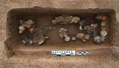У Китаї знайшли 40 гробниць з артефактами віком від 4,5 тисячі років