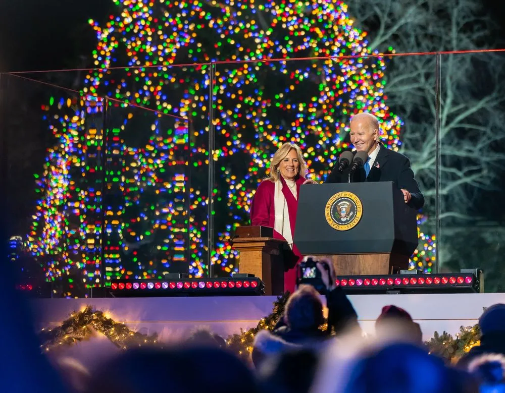Байден и первая леди зажгли рождественскую елку в Вашингтоне