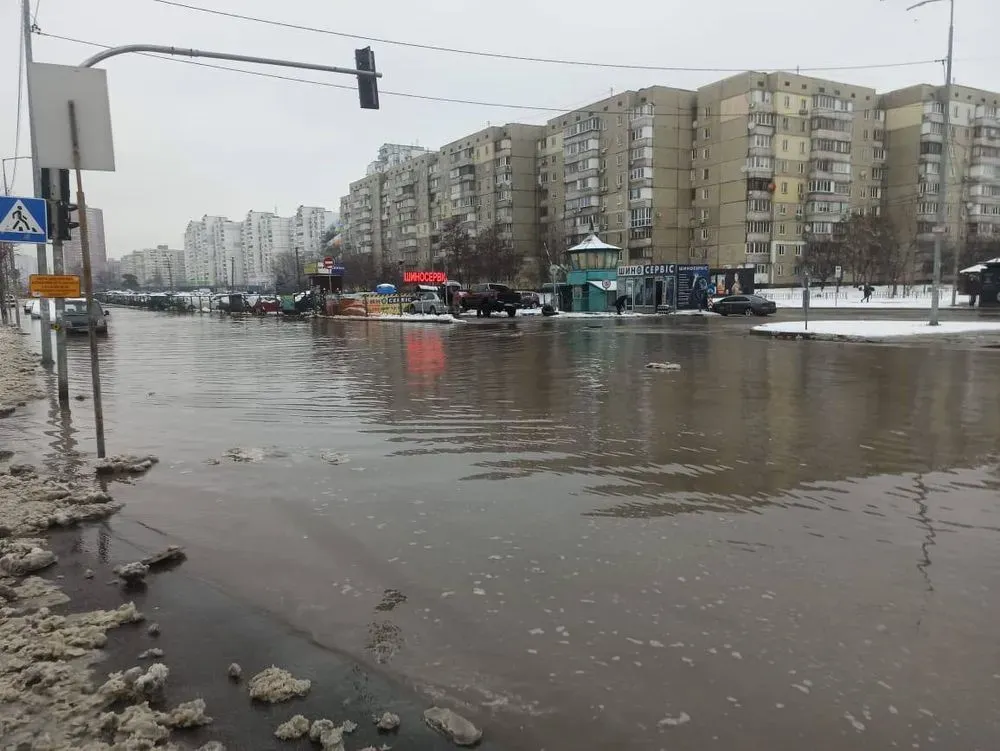   У Києві локалізували пошкодження водопроводу через падіння будівельного крана