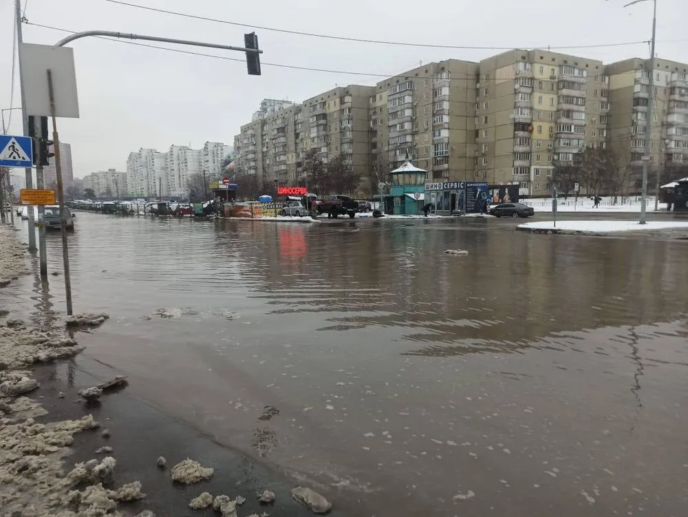   В Киеве локализовали повреждение водопровода из-за падения строительного крана