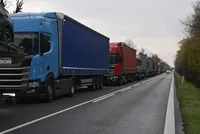 Словацкие дальнобойщики собираются во время блокады на границе с Украиной пропускать по четыре грузовика каждый час