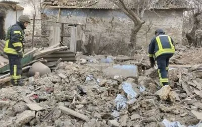 Body of deceased removed from rubble of house in Kherson region after night shelling