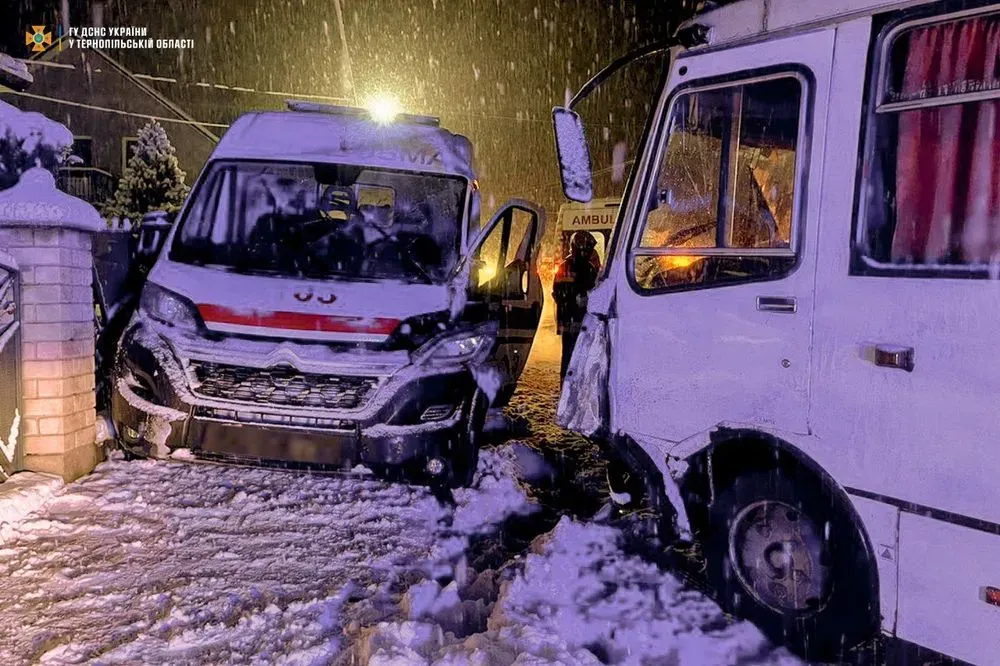 A bus collides with an ambulance in Ternopil region: a paramedic is injured