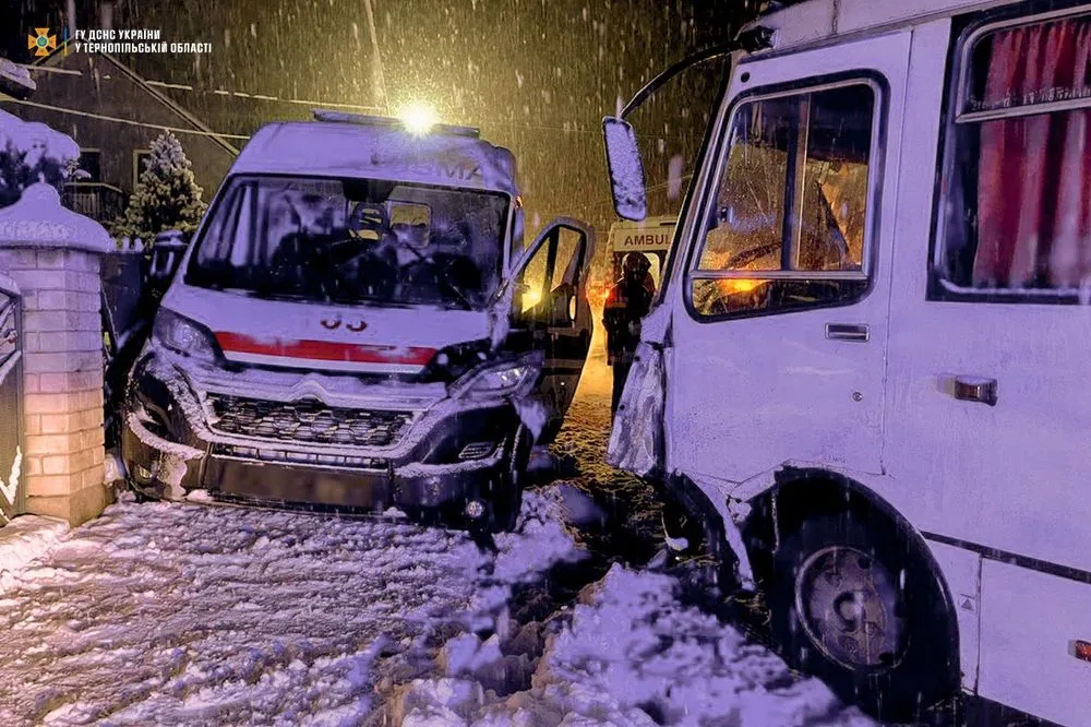 На Тернопільщині рейсовий автобус зіштовхнувся із "швидкою": травмовано фельдшерку