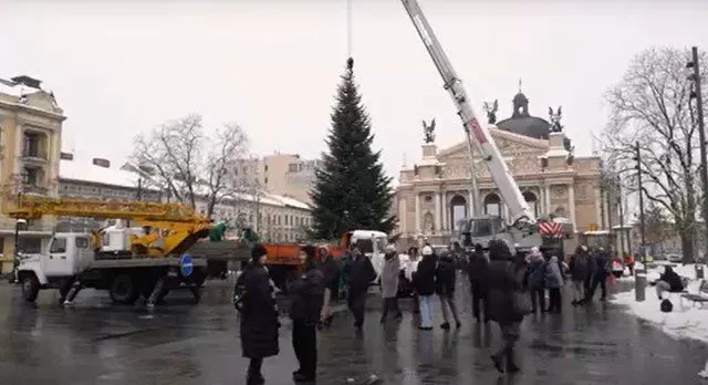 a-christmas-tree-for-lviv-who-decided-to-give-lviv-residents-a-christmas-tree-during-the-war-and-why
