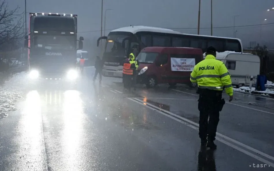 600 trucks stand in line at the border from Slovakia amid a blockade of carriers
