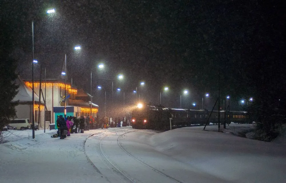 На фоне снегопада во Львовской области в пути задержались девять поездов