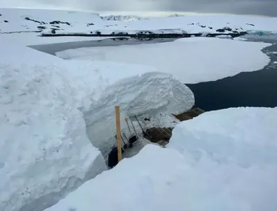Украинские полярники рассказали, зачем каждый год копают ров в снегу возле станции "Вернадского" 