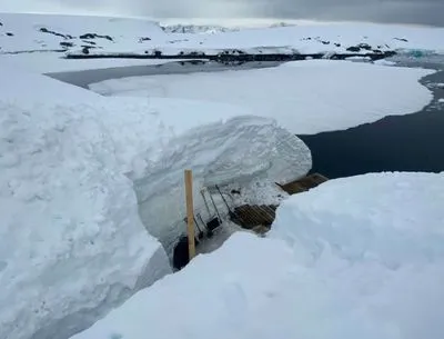Українські полярники розповіли, навіщо щороку копають рів у снігу біля станції «Вернадського» 
