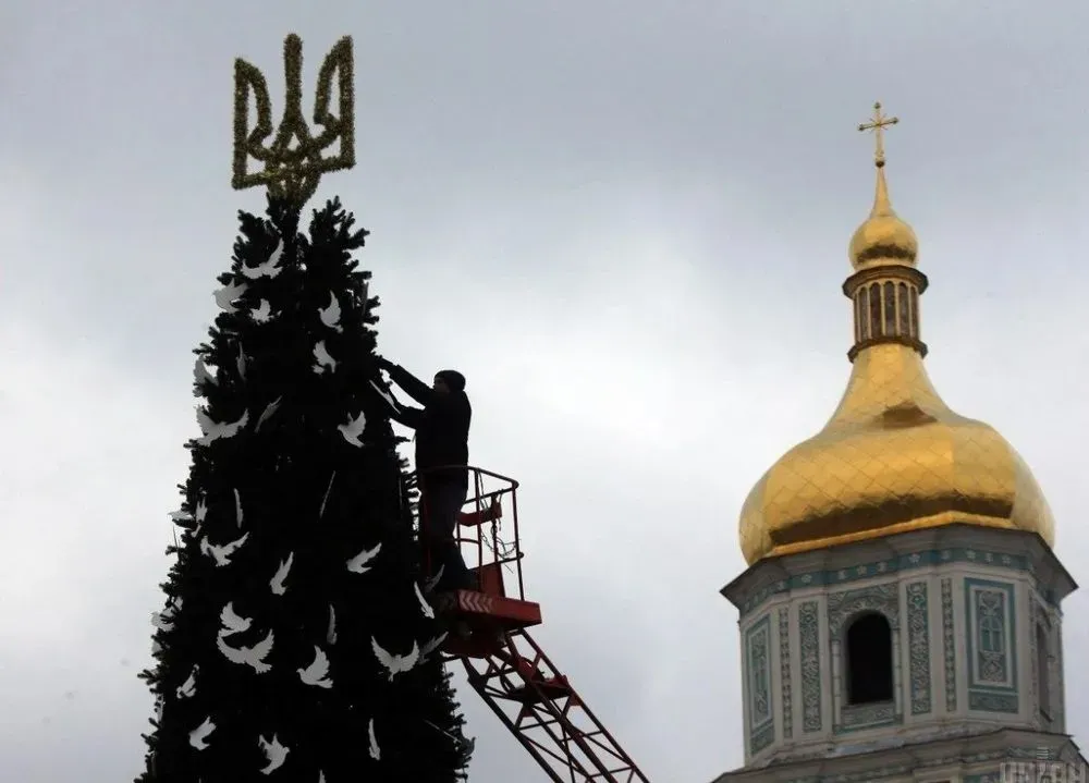 christmas-tree-set-up-on-sofiyivska-square