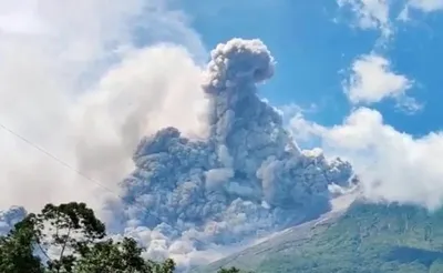 Столб дыма поднялся до трех километров: в Индонезии началось извержение вулкана Марапи