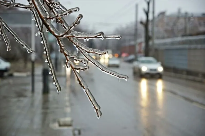 Хмарно з проясненнями, на дорогах місцями ожеледиця: прогноз погоди в Україні на 4 грудня