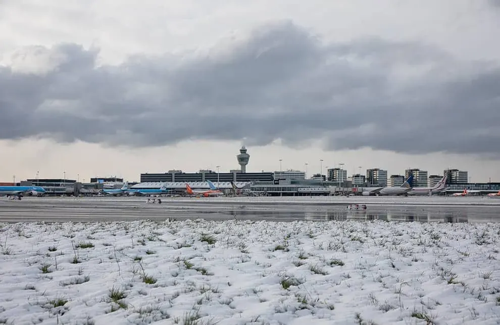 Due to heavy snowfall, dozens of flights are canceled at Amsterdam Schiphol Airport