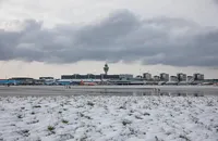 Из-за сильного снегопада в амстердамском аэропорту Схипхол отменяют десятки рейсов