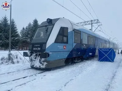 В Польше поезд сбил двух железнодорожников, которые расчищали снег с путей, один погиб