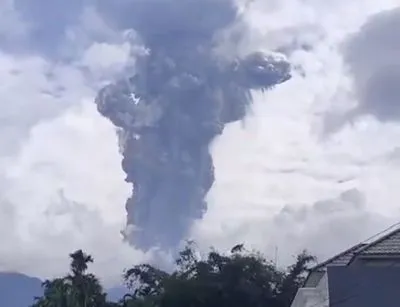 Smoke column up to 3 km: Marapi volcano erupts in Indonesia 