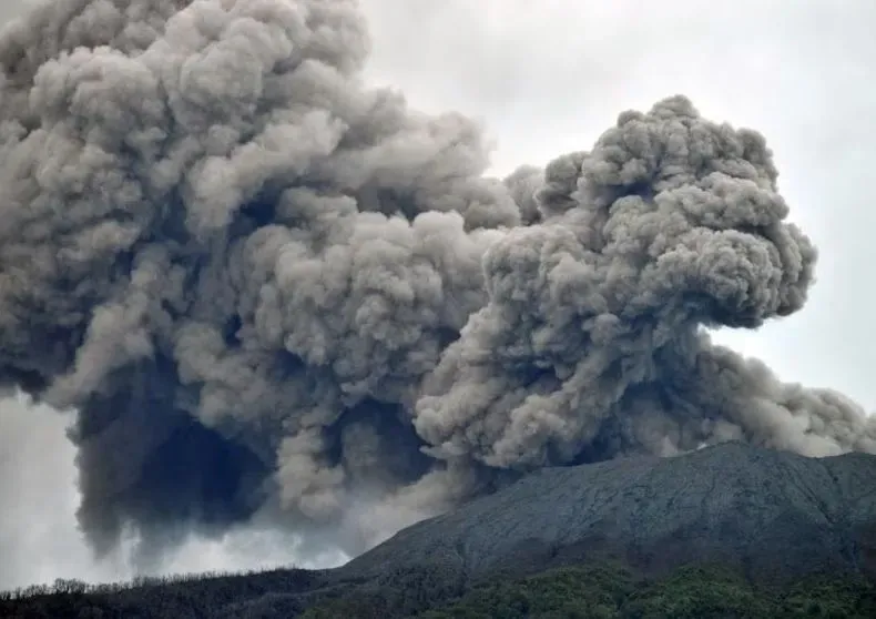 11 альпинистов погибли во время извержения вулкана в Индонезии