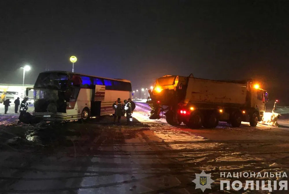 Автобус на международном рейсе столкнулся с грузовиком, пострадали водитель и пассажирка